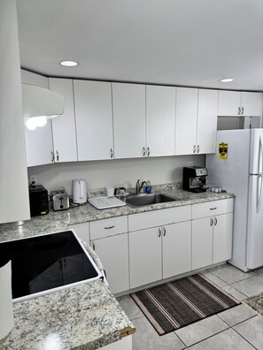 Microwave, cookware/dishes/utensils