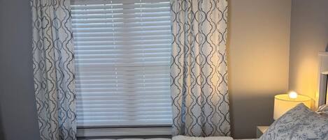 1 dormitori, planxa i posts de planxar, wifi i roba de llit