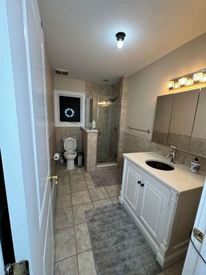 Shower, hair dryer, towels, soap - Cozy Studio by Hofstra University (Uniondale)