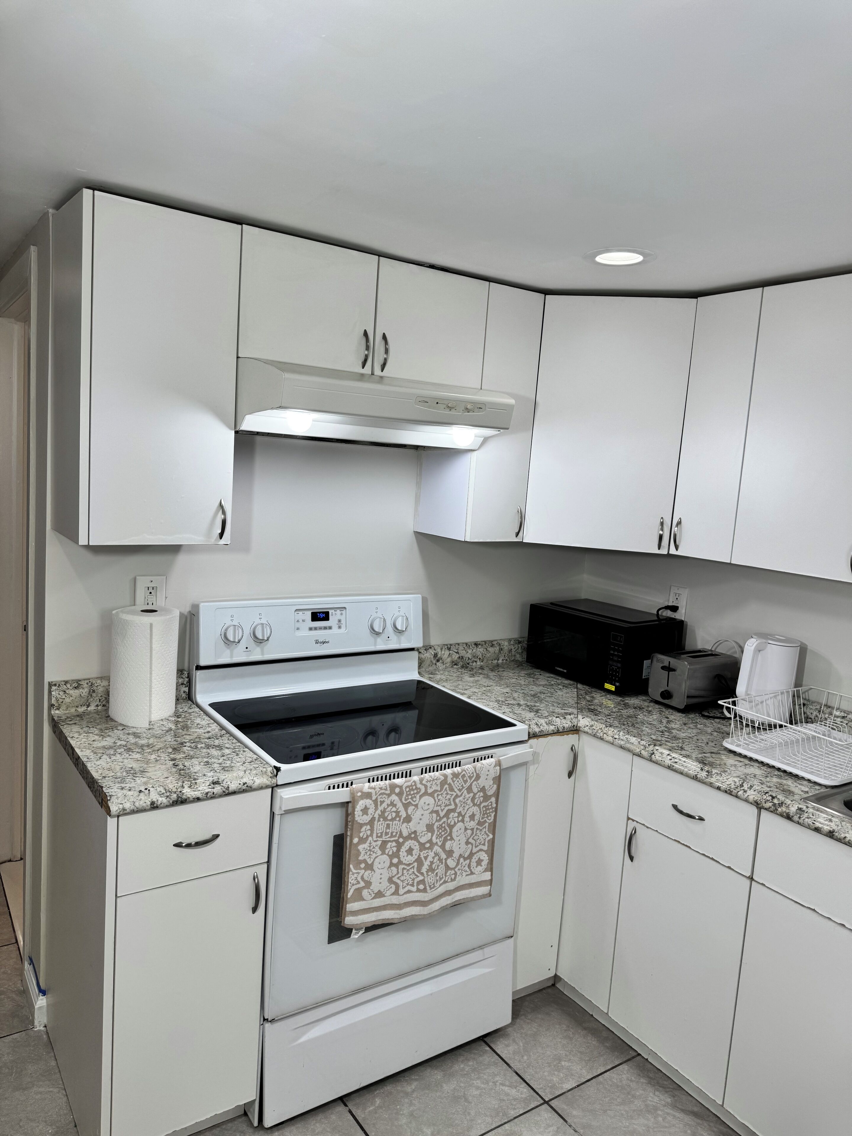 Microwave, cookware/dishes/utensils