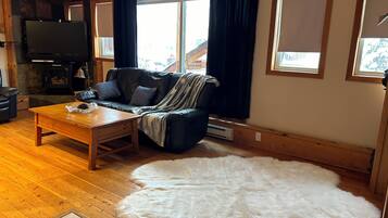 Smart-TV, Kamin, DVD-Player, Bücher
