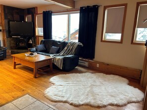 Smart-TV, Kamin, DVD-Player, Bücher