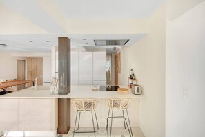 Kühlschrank, Ofen, Geschirrspüler, Wasserkocher mit Kaffee-/Teezubehör