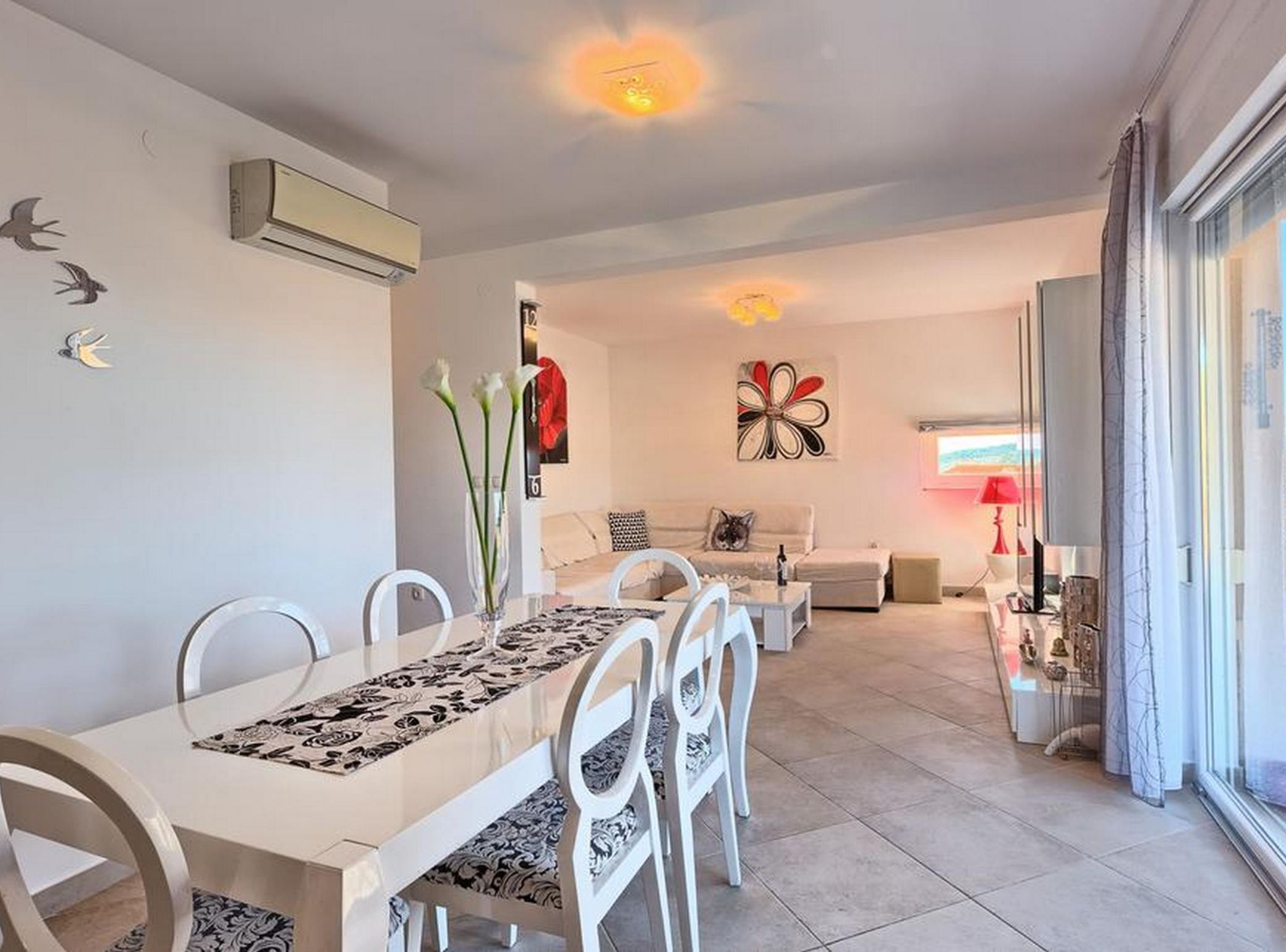 아파트 (Three Bedroom Apartment with Sea View) | 거실 | 디지털 채널 시청이 가능한 32인치 평면 TV