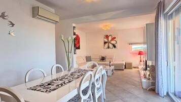 Apartemen (Three Bedroom Apartment with Sea View) | Ruang keluarga | Televisi layar datar 32-inci dengan saluran TV digital