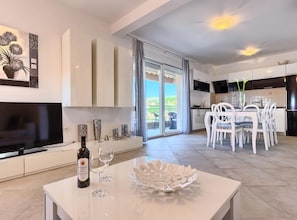 Lägenhet (Three Bedroom Apartment with Sea View) | Vardagsrum | 32-tums platt-tv med digitalkanaler