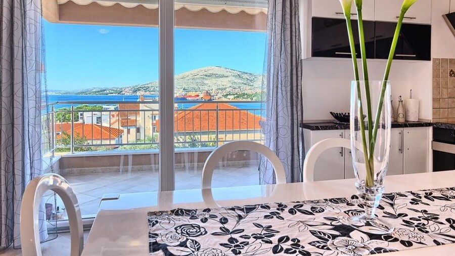 Luxury Apartment Okrug Gornji With Sea View and Pool