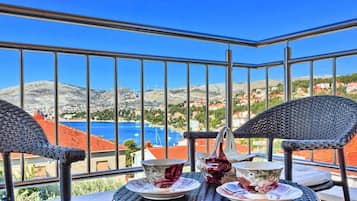 Apartment (Three Bedroom Apartment with Sea View) | Balcony