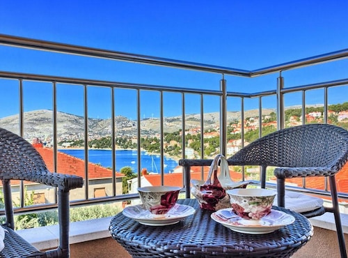 Luxury Apartment Okrug Gornji With Sea View and Pool