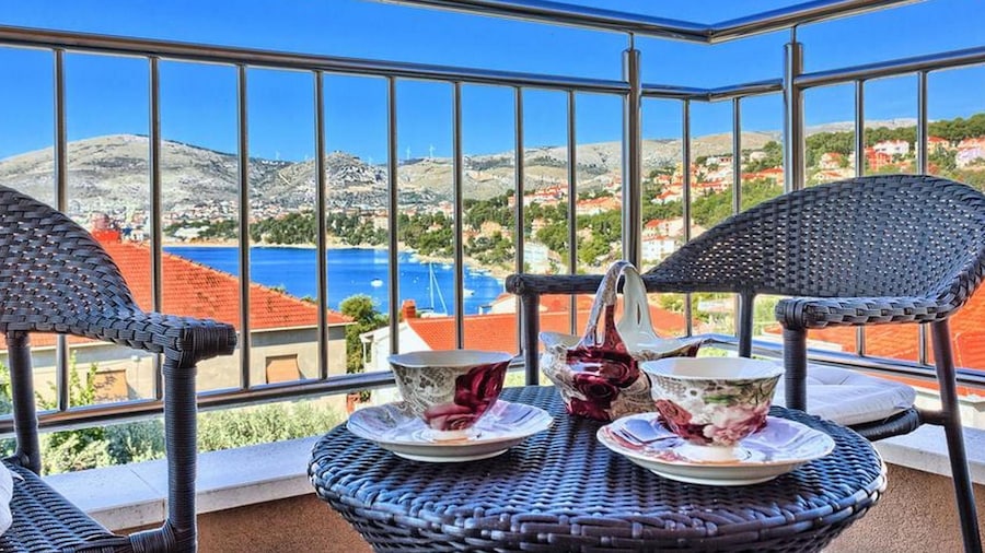 Luxury Apartment Okrug Gornji With Sea View and Pool