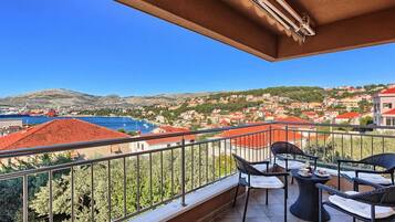 Apartemen (Three Bedroom Apartment with Sea View) | Balkon