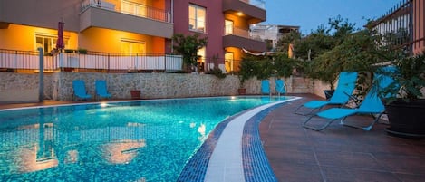 อพาร์ทเมนท์ (Three Bedroom Apartment with Sea View) | สระว่ายน้ำกลางแจ้ง | สระว่ายน้ำกลางแจ้งเปิดตามฤดูกาล, ร่มริมสระว่ายน้ำ, เก้าอี้อาบแดดริมสระ