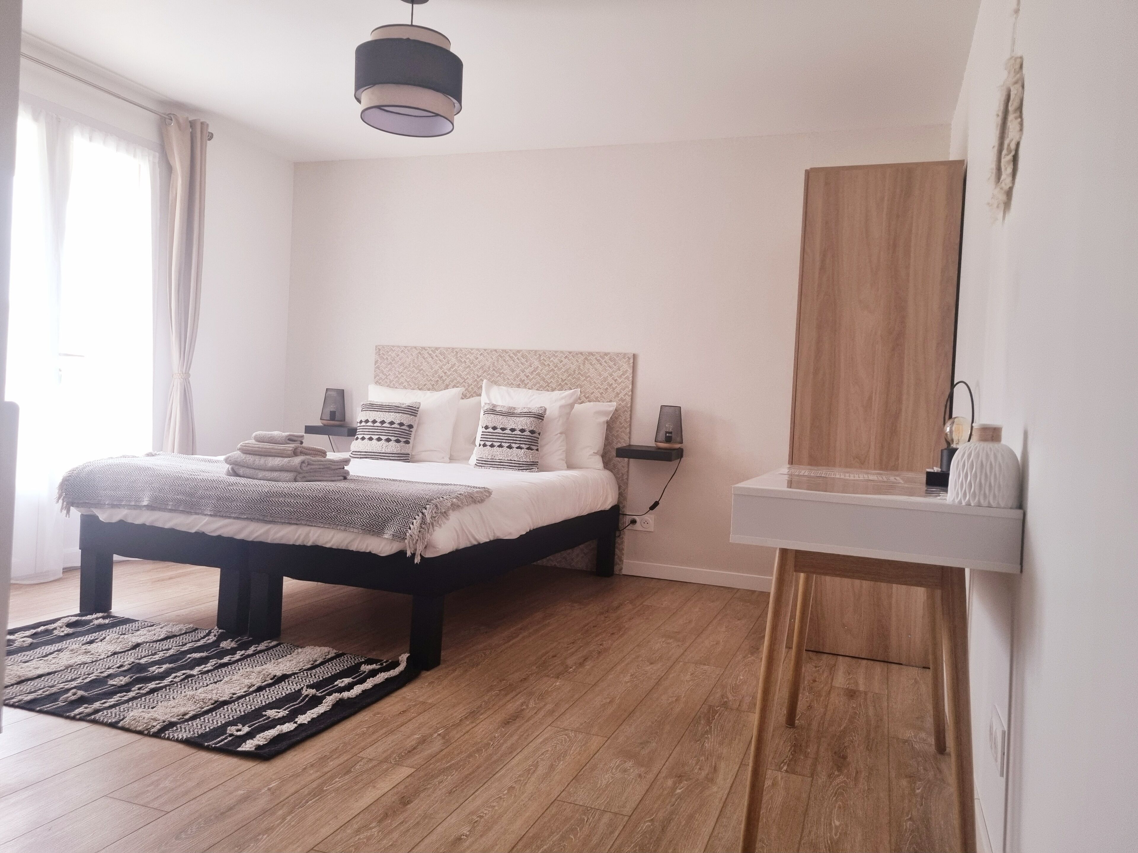 2 bedrooms, desk, WiFi, bed sheets