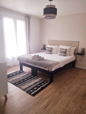 2 bedrooms, desk, WiFi, bed sheets