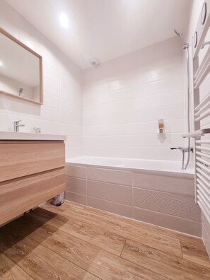 Dusche, Haartrockner, Handtücher, Seife