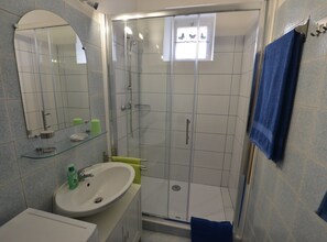 House (One Bedroom Apartment) | Bathroom | Shower, towels