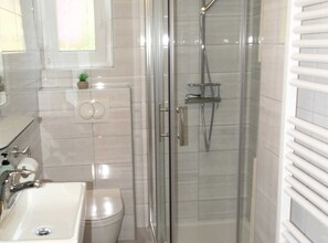 Appartement (Classic Two Bedroom Apartment with Se) | Salle de bain | Douche, serviettes fournies