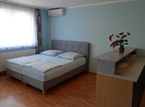 Apartment (One Bedroom Apartment with Sea View a) | 3 Schlafzimmer, kostenloses WLAN