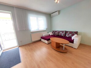 Apartment (Standard One Bedroom Apartment with S) | Wohnzimmer | 32-Zoll-Flachbildfernseher mit Satellitenempfang
