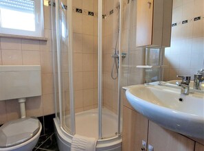Appartement (Standard One Bedroom Apartment with S) | Salle de bain | Douche, serviettes fournies