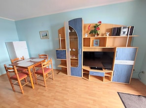 อพาร์ทเมนท์ (One Bedroom Apartment with Sea View a) | ห้องรับประทานอาหาร