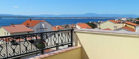 Apartment (Classic One Bedroom Apartment with Se) | Balcony