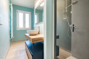 Douche, sèche-cheveux, serviettes fournies