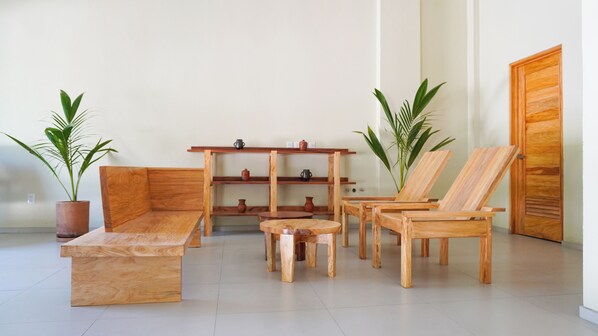 40-inch Smart TV with digital channels, Netflix, streaming services