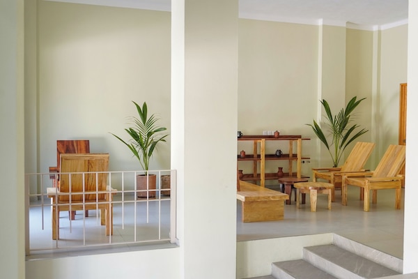 40-inch Smart TV with digital channels, Netflix, streaming services