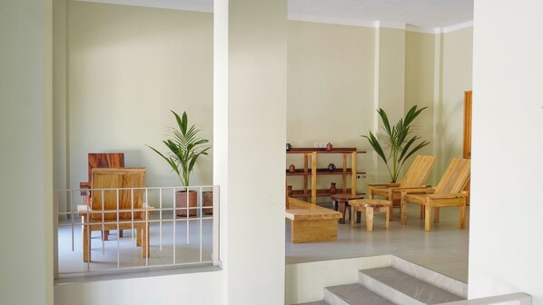 40-inch Smart TV with digital channels, Netflix, streaming services