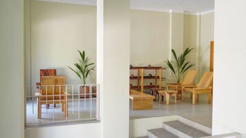 40-inch Smart TV with digital channels, Netflix, streaming services