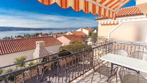 A balcony with a view of a lake and buildings. - Sunny Elegant Crikvenica Apartments (Crikvenica)