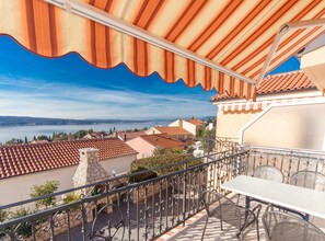 A balcony with a view of a lake and buildings. - Sunny Elegant Crikvenica Apartments (Crikvenica)