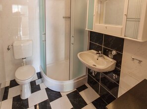 A bathroom with a toilet, a shower, and a sink. - Sunny Elegant Crikvenica Apartments (Crikvenica)