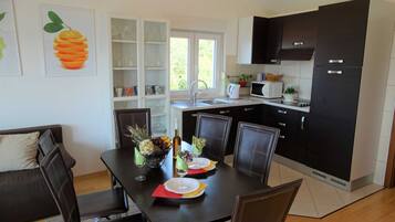 Apartamento (Three Bedroom Apartment with Sea View) | Cozinha privada | Geladeira
