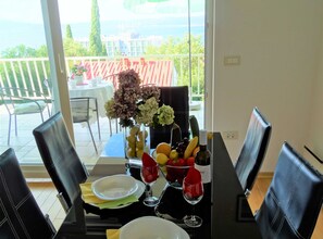 Lägenhet (Two Bedroom Apartment with Sea View) | Matsal