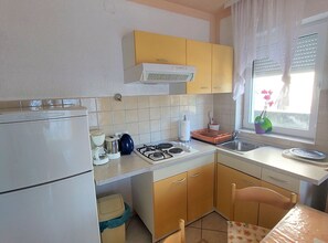 Appartamento (One Bedroom Apartment with Sea View a) | Cucina privata | Frigorifero