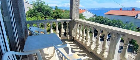 Apartment (Classic One Bedroom Apartment with Se) | Balcony