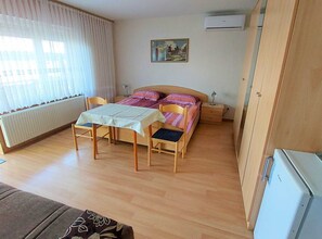Talo (Triple room with Balcony and Sea View) | 5 makuuhuonetta, ilmainen Wi-Fi