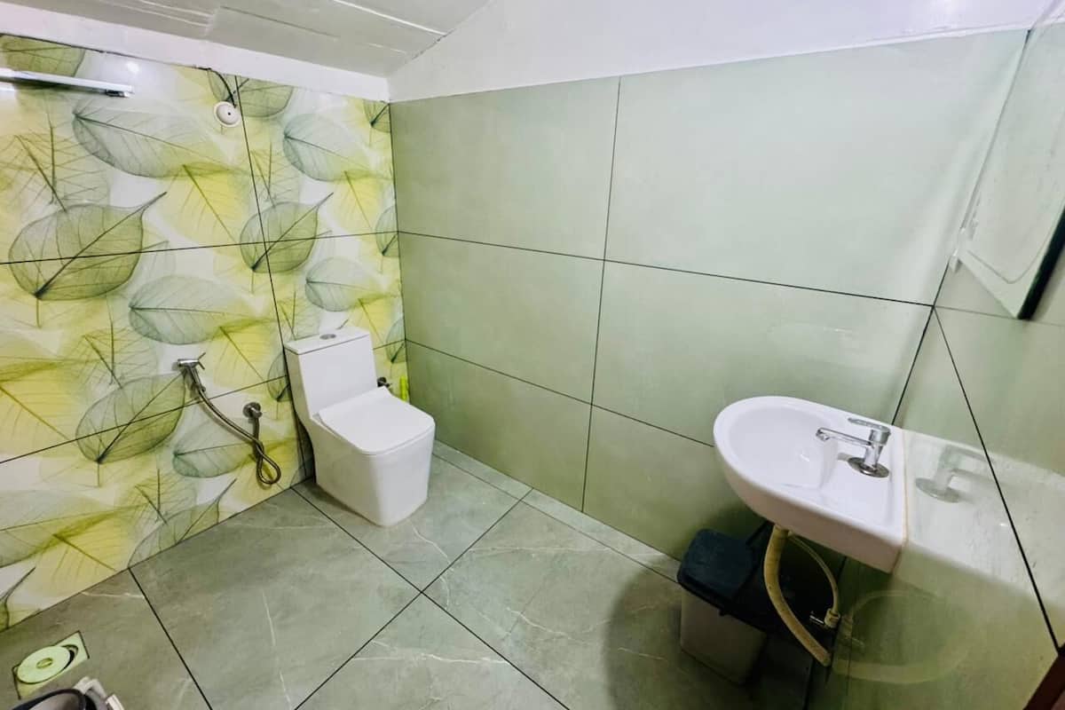 Traditional-Zimmer, Gartenblick | Badezimmer | Dusche, kostenlose Toilettenartikel, Handtücher, Seife