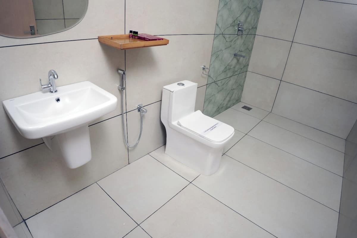 Dusche, kostenlose Toilettenartikel, Handtücher, Seife