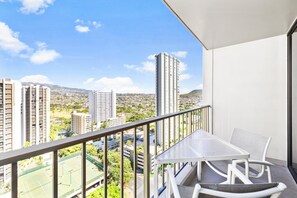 Outdoor dining - 23rd Fl Waikiki Sunset 1BR Condo | King Bed | Parking | Pool (Honolulu)
