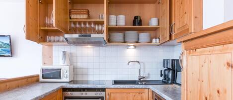 Réfrigérateur, four à micro-ondes, un four, surface de cuisson