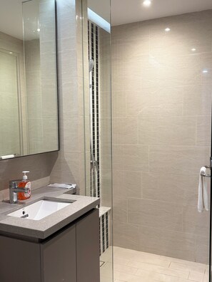 Apartamento superior, 1 habitación | Baño | Artículos de higiene personal gratuitos, secador de pelo y zapatillas