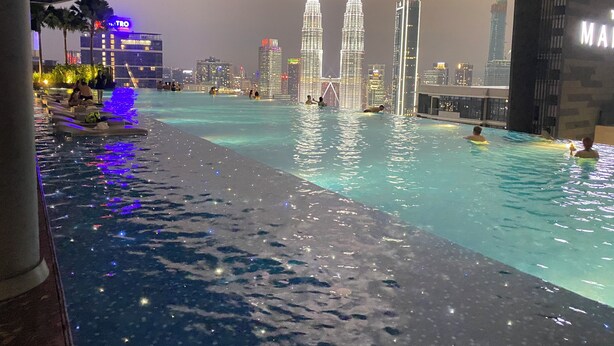 Piscina interior con vistas a las Torres Petronas.