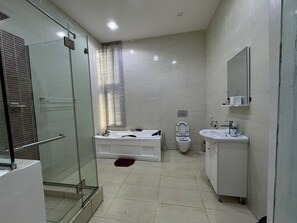 Douche, baignoire à jets, articles de toilette écologiques