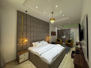 3 chambres, coffres-forts dans les chambres, bureau