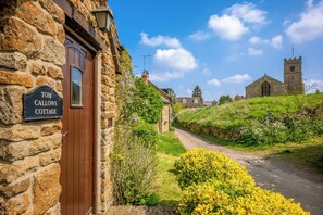 Front of property - Tom Callows Gorgeous Cottage Oxfordshire (Banbury)