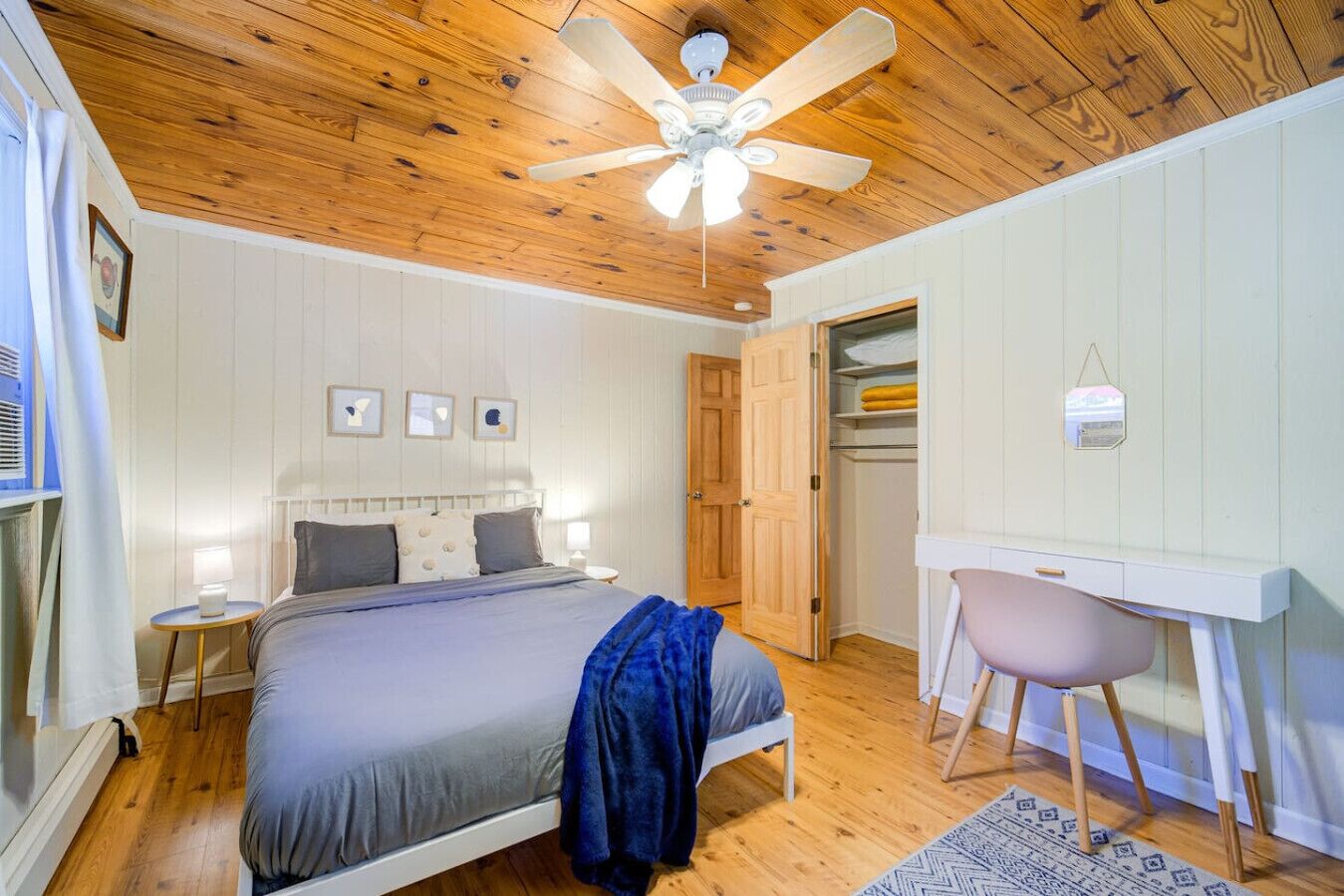 2 bedrooms, desk, iron/ironing board, WiFi