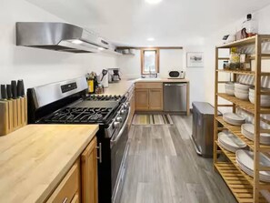 Een koelkast, een microgolfoven, een oven, een kookplaat